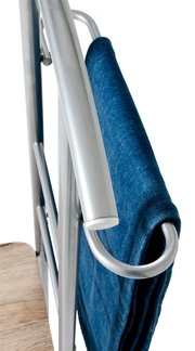 Nahaufnahme eines klappbaren Stuhls/Liegestuhls mit silbernem Metallrahmen und blauem Stoffbezug, seitliche Perspektive auf Armlehne und Gestell vor weißem Hintergrund