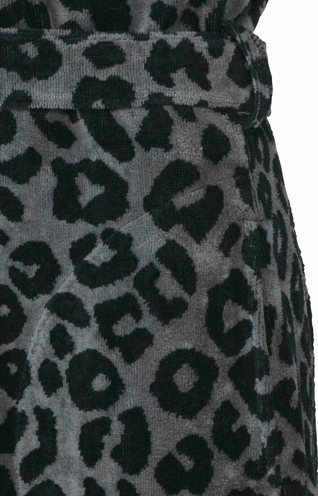 Nahaufnahme eines Bademantels mit grauem und schwarzem Leopardenmuster.