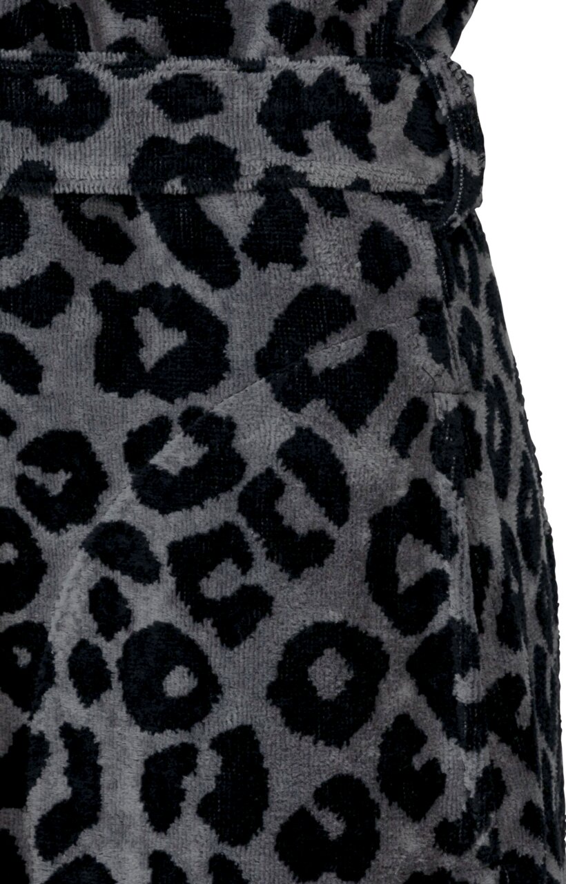 Nahaufnahme eines Bademantels mit grauem und schwarzem Leopardenmuster.