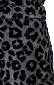 Nahaufnahme eines Bademantels mit grauem und schwarzem Leopardenmuster.