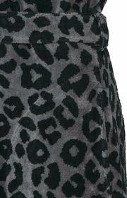 Nahaufnahme eines Bademantels mit grauem und schwarzem Leopardenmuster.