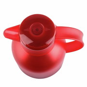 De rode thermoskan SAMBA gezien vanuit vogelperspectief, met ergonomische handgreep en glanzend deksel.