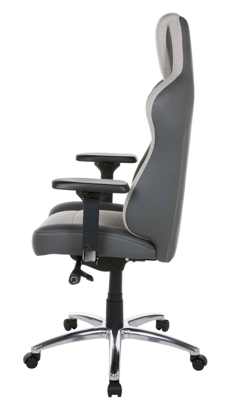 Seitliche Ansicht eines grauen Gaming-Stuhls mit verstellbaren Armlehnen und einem stabilen Metallfuß auf Rollen.