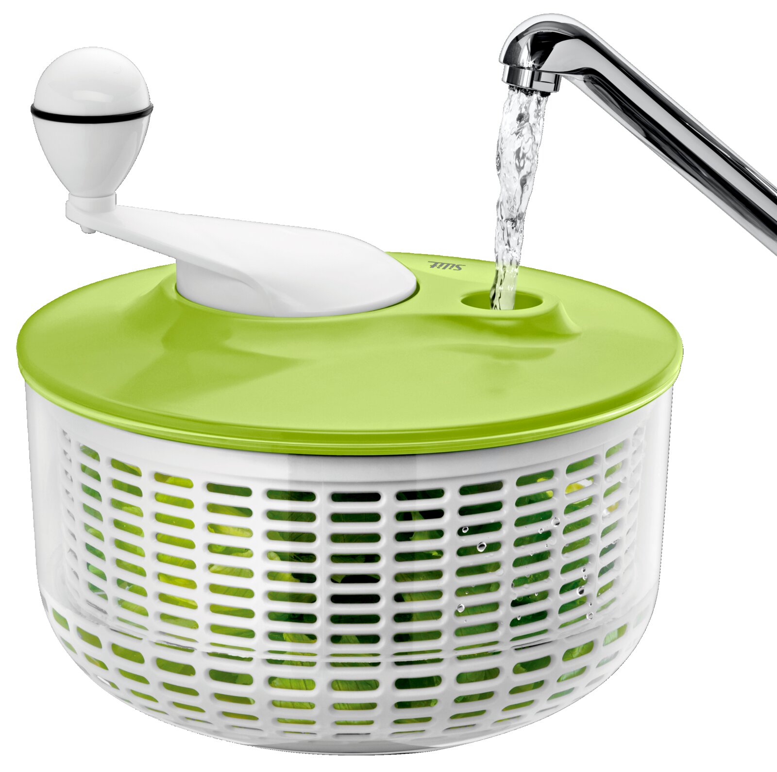 Grün-weiße Salatschleuder mit Kurbel wird von oben schräg von vorn gezeigt, während Wasser aus einem Wasserhahn durch die Einfüllöffnung in den Deckel läuft.