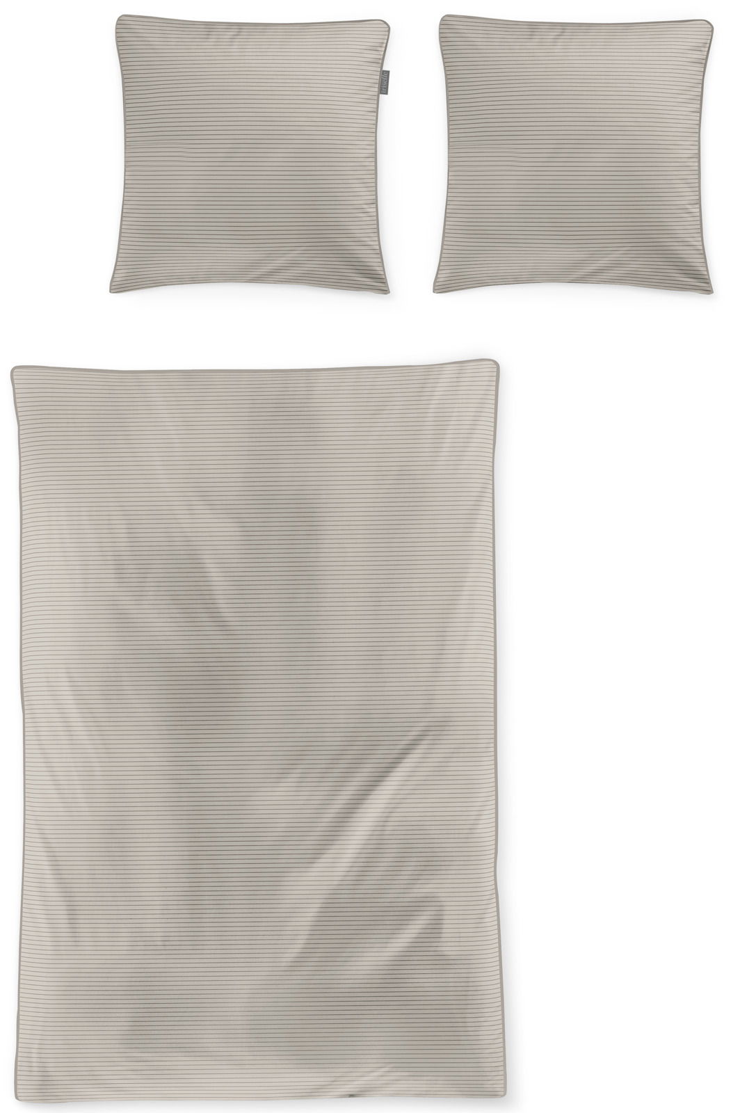 Bettwäsche-Set in Beige mit feinen Streifen, bestehend aus einem Bettbezug und zwei Kissenbezügen, aus der Vogelperspektive fotografiert.