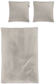 Bettwäsche-Set in Beige mit feinen Streifen, bestehend aus einem Bettbezug und zwei Kissenbezügen, aus der Vogelperspektive fotografiert.