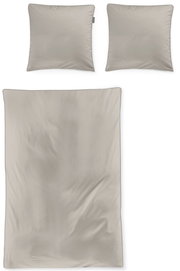 Bettwäsche-Set in Beige mit feinen Streifen, bestehend aus einem Bettbezug und zwei Kissenbezügen, aus der Vogelperspektive fotografiert.