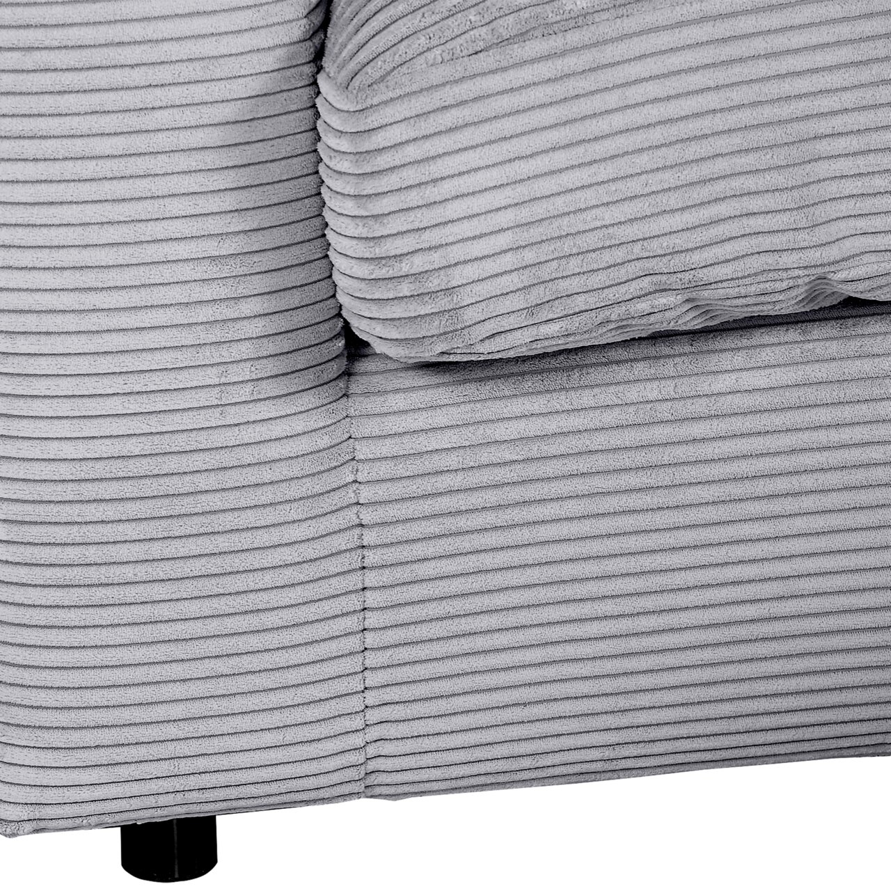 Nahaufnahme einer grauen, gerippten Stoffoberfläche eines Sofas mit schwarzem Bein, perspektivisch von der Seite.