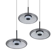 Moderne runde Pendelleuchte mit flachem, rauchgrauem Schirm und weißem Diffusor, an schwarzem Kabel hängend, in Untersicht von unten auf weißem Hintergrund
