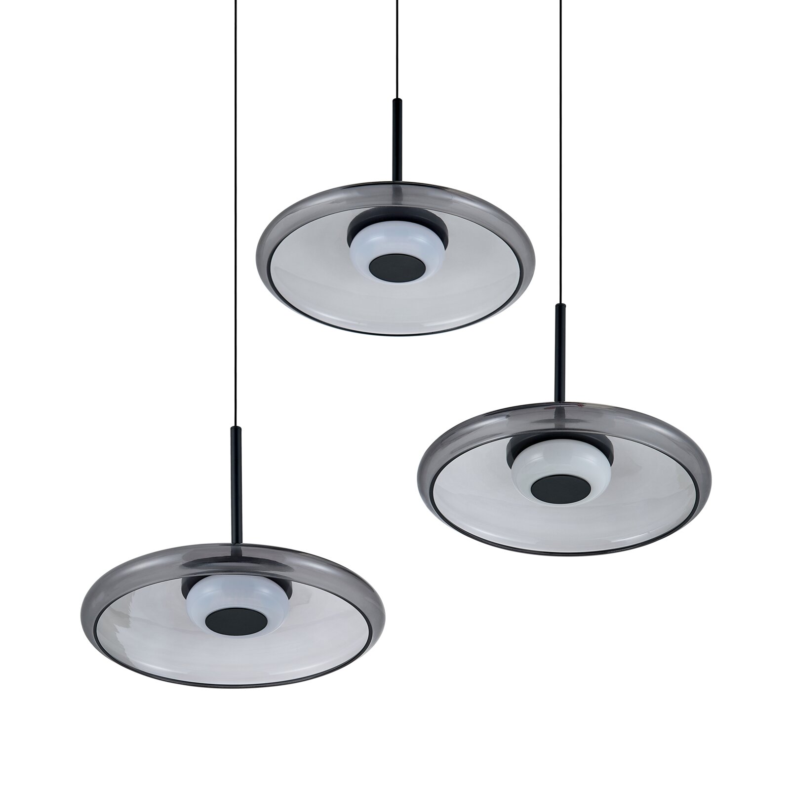 Moderne runde Pendelleuchte mit flachem, rauchgrauem Schirm und weißem Diffusor, an schwarzem Kabel hängend, in Untersicht von unten auf weißem Hintergrund