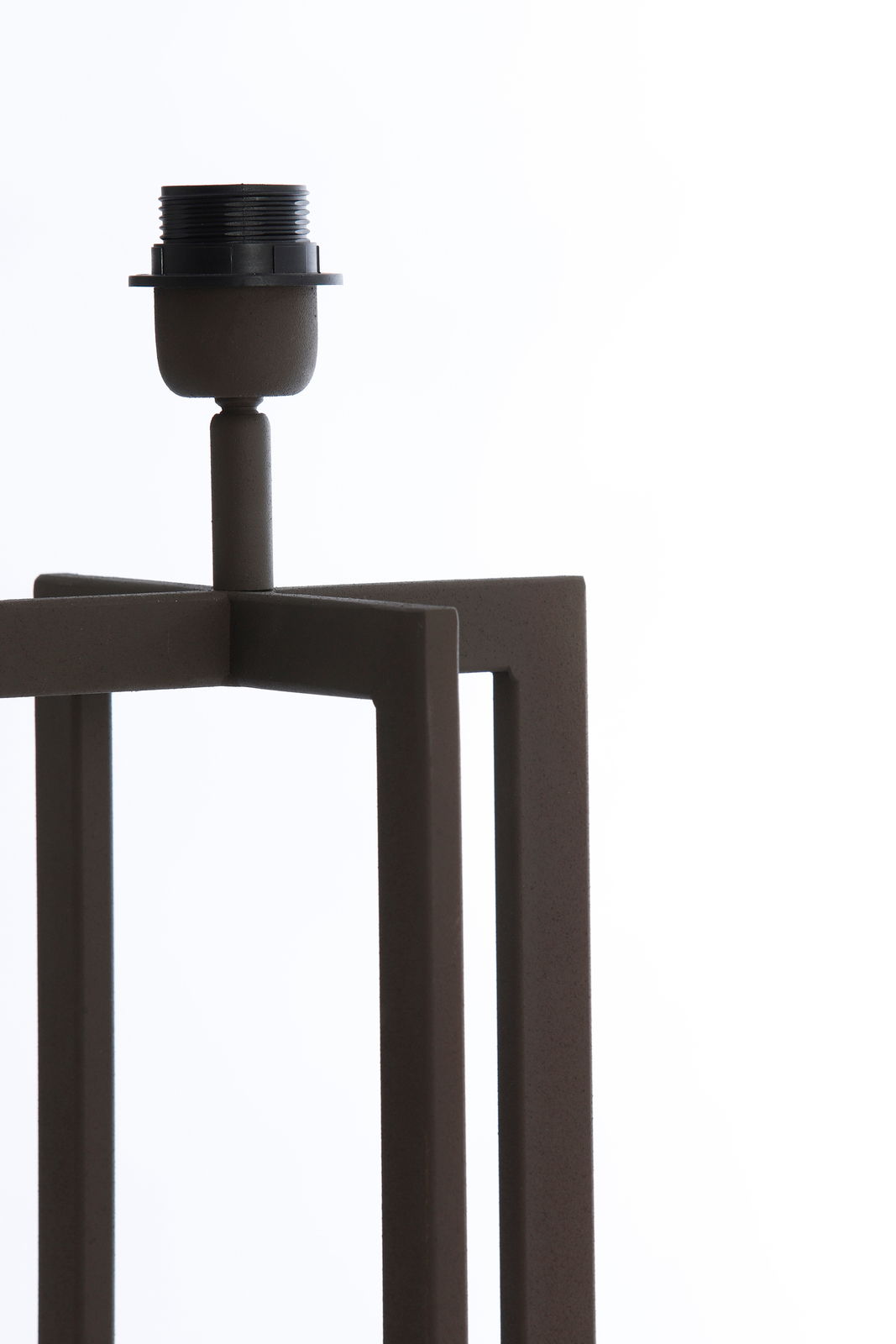 Light&Living Lampenfuß MACE Nahaufnahme eines modernen, geometrischen Lampenfußes in dunkler Farbe, seitliche Perspektive.