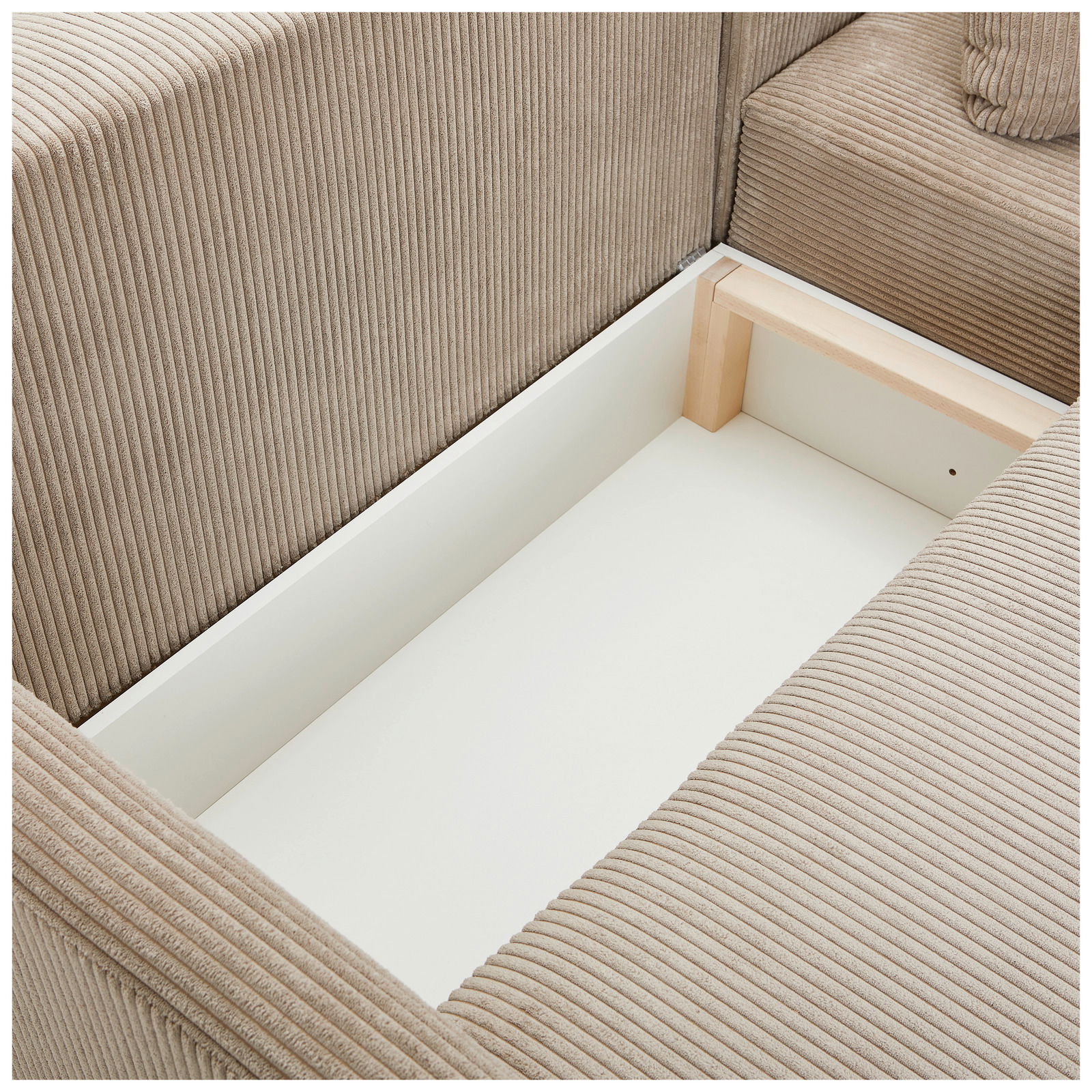 Nahaufnahme eines Ecksofas JENIFER mit geöffneter Aufbewahrungsbox, beige gestreifter Stoff, von oben betrachtet.