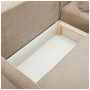 Nahaufnahme eines Ecksofas JENIFER mit geöffneter Aufbewahrungsbox, beige gestreifter Stoff, von oben betrachtet.