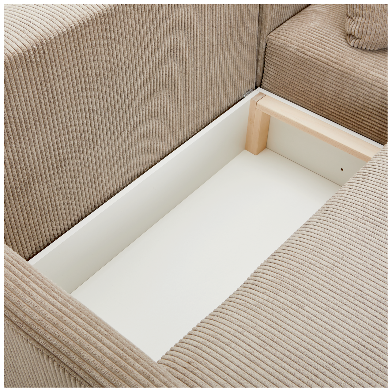 Nahaufnahme eines Ecksofas JENIFER mit geöffneter Aufbewahrungsbox, beige gestreifter Stoff, von oben betrachtet.