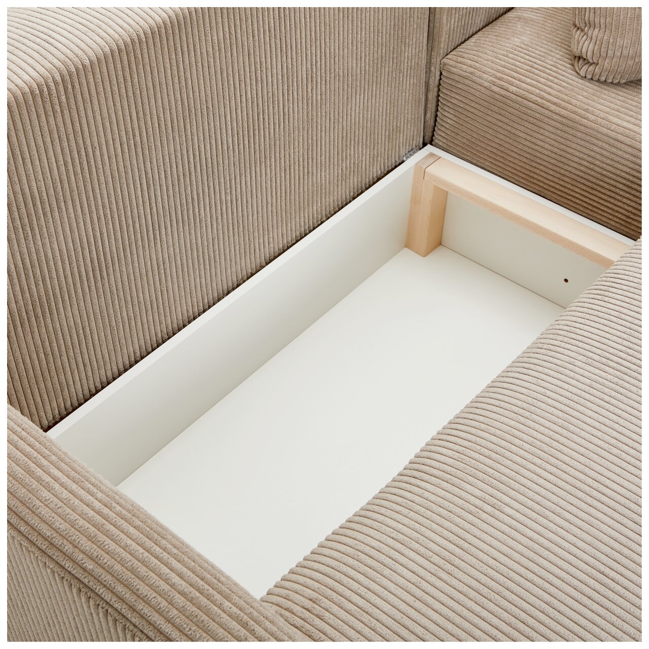 Nahaufnahme eines Ecksofas JENIFER mit geöffneter Aufbewahrungsbox, beige gestreifter Stoff, von oben betrachtet.