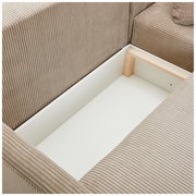 Nahaufnahme eines Ecksofas JENIFER mit geöffneter Aufbewahrungsbox, beige gestreifter Stoff, von oben betrachtet.