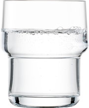 Transparant glas met helder water en kleine luchtbelletjes op een witte achtergrond, frontale aanzicht op ooghoogte