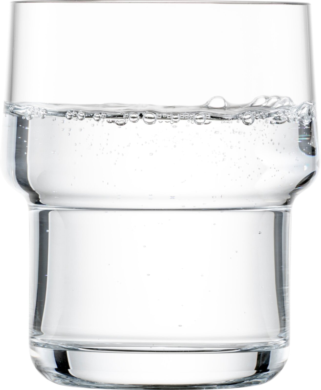Transparant glas met helder water en kleine luchtbelletjes op een witte achtergrond, frontale aanzicht op ooghoogte