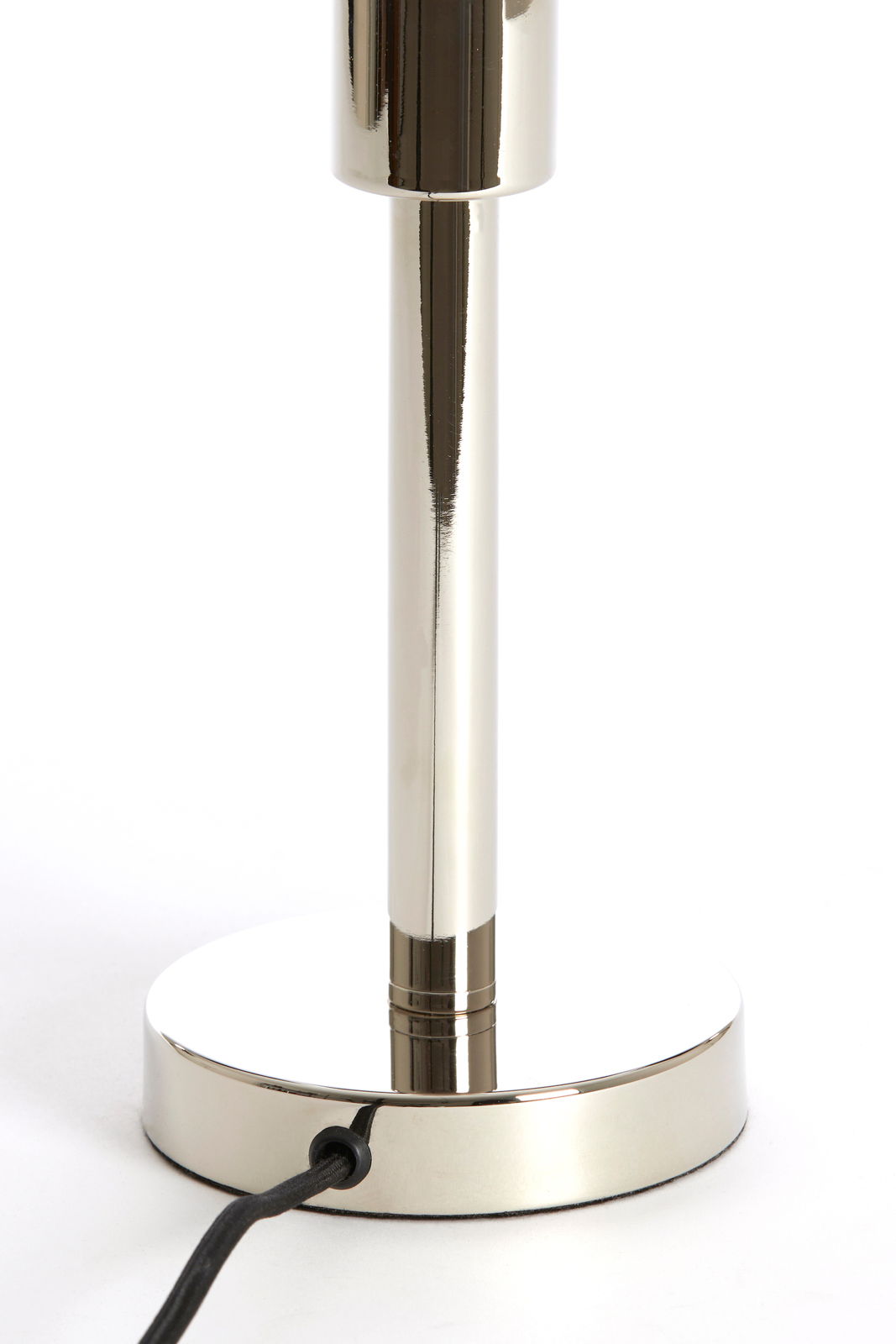 Nahaufnahme eines glänzenden, metallischen Lampenfußes mit rundem Sockel und Stromkabel, seitliche Perspektive