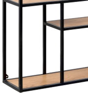 Nahaufnahme eines modernen Wandregals mit schwarzem Metallrahmen und Holzböden, seitliche Perspektive