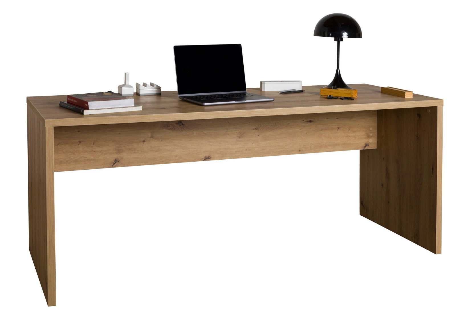 Moderner Schreibtisch aus Holz in Frontansicht mit Laptop, Lampe und Büchern.