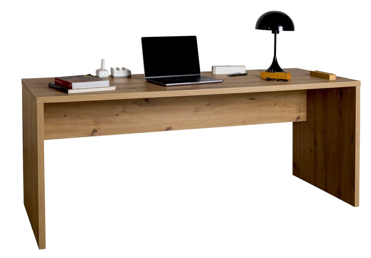 Moderner Schreibtisch aus Holz in Frontansicht mit Laptop, Lampe und Büchern.