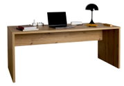 Modern houten bureau in vooraanzicht met laptop, lamp en boeken.