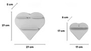 Zwei herzförmige Wandregale in Weiß in zwei Größen (27×27 cm und 17×17 cm) mit 5 cm Tiefe, Frontansicht mit Maßangaben auf weißem Hintergrund