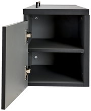 Schwarze Towerunit mit geöffneter Tür, zwei Regalfächer sichtbar, Perspektive von vorne.