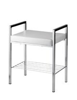 Moderner Badhocker mit weißem Sitzpolster und verchromtem Gestell, seitliche Armlehnen und untere Ablage, seitliche Perspektive