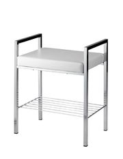 Moderner Badhocker mit weißem Sitzpolster und verchromtem Gestell, seitliche Armlehnen und untere Ablage, seitliche Perspektive