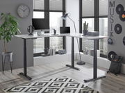 Moderner E-Eckschreibtisch in einem stilvollen Büro mit Blick auf die Stadt, ausgestattet mit Computer, Lampe und Pflanzen, aus der Perspektive von vorne links.