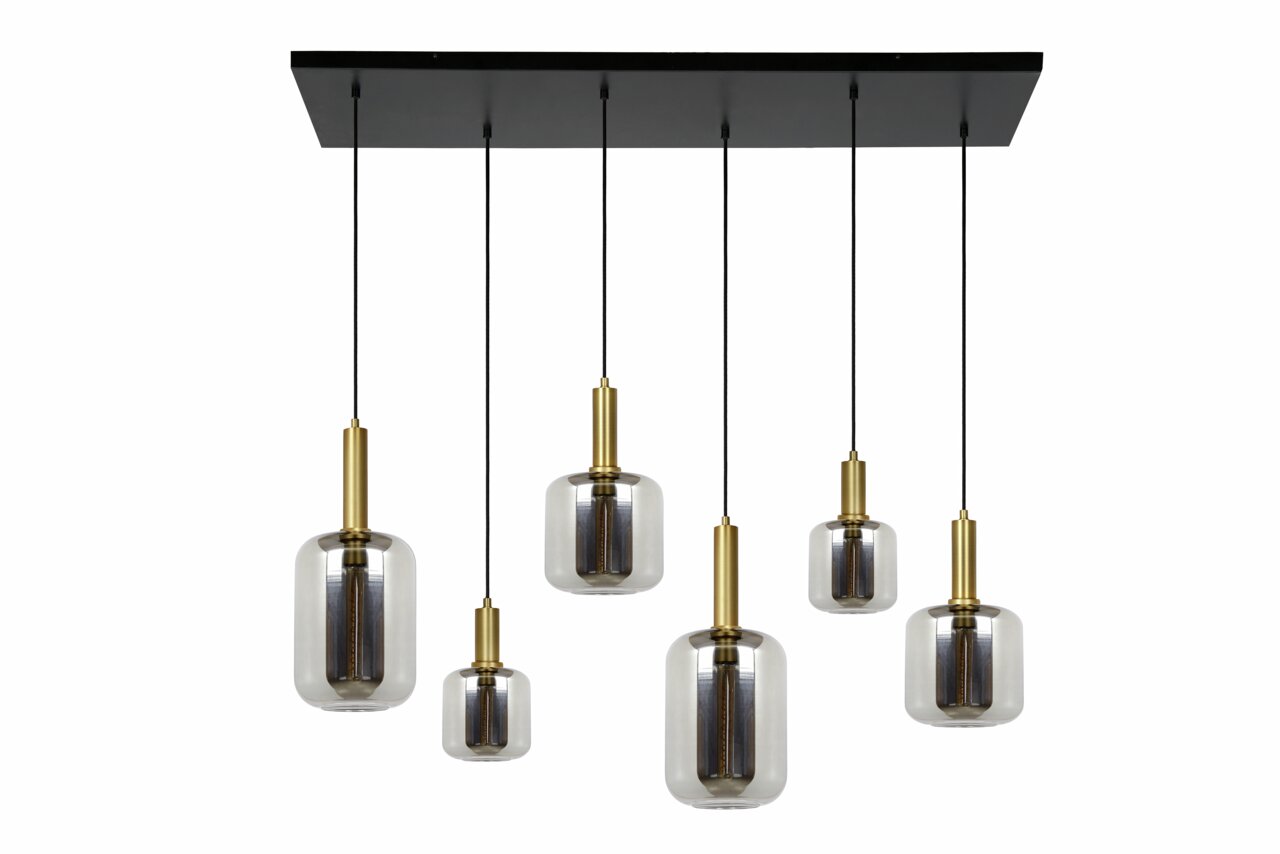 Moderne hanglamp met zes glazen bollen en gouden fittingen, gezien van onderaf.