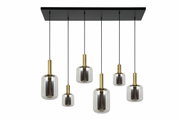 Moderne hanglamp met zes glazen bollen en gouden fittingen, gezien van onderaf.