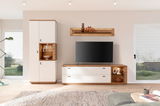 Moderne Wandkombination in hellem Holz und Weiß, bestehend aus einem hohen Schrank, einem TV-Board und einem Wandregal, frontal betrachtet.