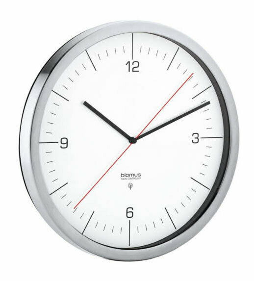 Funkuhr CRONO in Weiß mit silbernem Rahmen, schwarze Stunden- und Minutenzeiger, roter Sekundenzeiger, frontal leicht seitlich fotografiert.