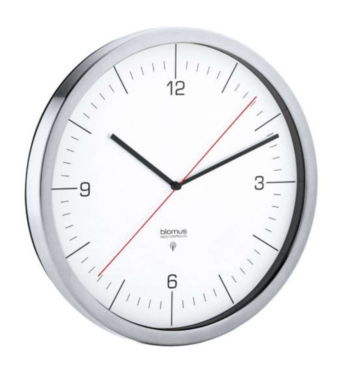 Funkuhr CRONO in Weiß mit silbernem Rahmen, schwarze Stunden- und Minutenzeiger, roter Sekundenzeiger, frontal leicht seitlich fotografiert.