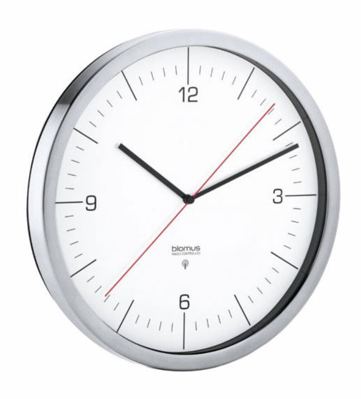 CRONO-radioklok in wit met zilveren rand, zwarte uur- en minutenwijzers, rode secondewijzer, van voren licht opzij gefotografeerd.