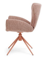 Seitenansicht eines modernen Armlehnstuhls mit rosa Stoffbezug und Metallbeinen.