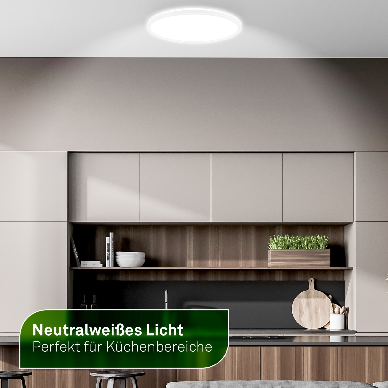 Runde, flache Deckenleuchte mit neutralweißem Licht in einer modernen Küche, aus frontaler Untersicht dargestellt