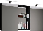 Moderner Badezimmerspiegelschrank mit zwei Spiegeltüren, schwarzen Seitenteilen, Glasablage und zwei LED-Aufbauleuchten, frontal in leichter Draufsicht dargestellt