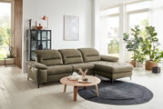 Grüne Longchairkombination PURE COMFORT 820 in einem modernen Wohnzimmer, seitliche Perspektive