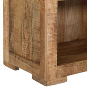 Nahaufnahme eines Regals aus Holz mit natürlicher Maserung, Perspektive von der Seite.