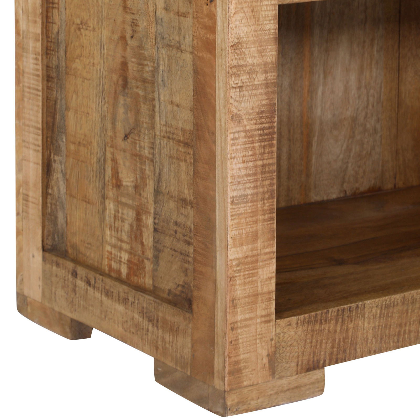 Nahaufnahme eines Regals aus Holz mit natürlicher Maserung, Perspektive von der Seite.