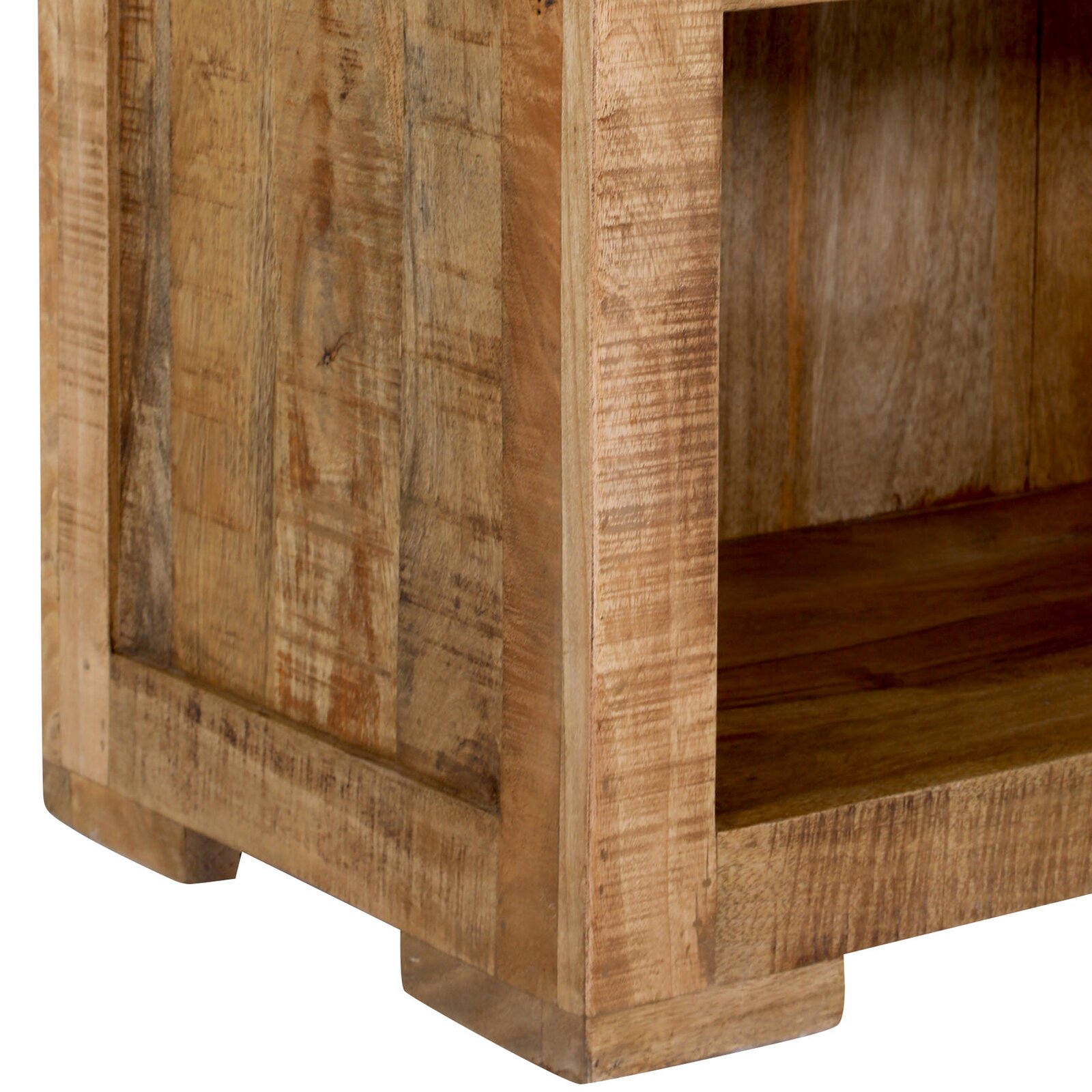 Nahaufnahme eines Regals aus Holz mit natürlicher Maserung, Perspektive von der Seite.