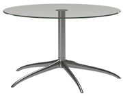 Moderner runder Couchtisch mit Glasplatte und metallischem Standfuß, seitliche Perspektive