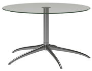 Moderner runder Couchtisch mit Glasplatte und metallischem Standfuß, seitliche Perspektive