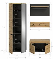 Garderobenkombination aus Holz mit Spiegel, bestehend aus einem hohen Schrank mit mehreren Fächern, einer Wandgarderobe mit Haken und einem Schuhschrank, Frontansicht.