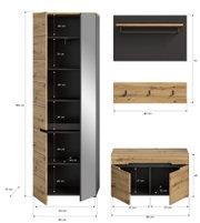 Garderobenkombination aus Holz mit Spiegel, bestehend aus einem hohen Schrank mit mehreren Fächern, einer Wandgarderobe mit Haken und einem Schuhschrank, Frontansicht.