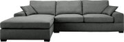 Dunkelgraues Stoff-Ecksofa mit linker Ottomane, drei Sitzkissen und zwei Zierkissen, Frontansicht leicht schräg von vorn